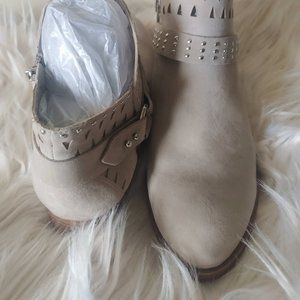 VINCE CAMUTO ANKLE BOOTIE